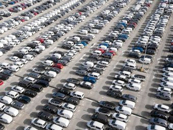 Parking lleno de coches
